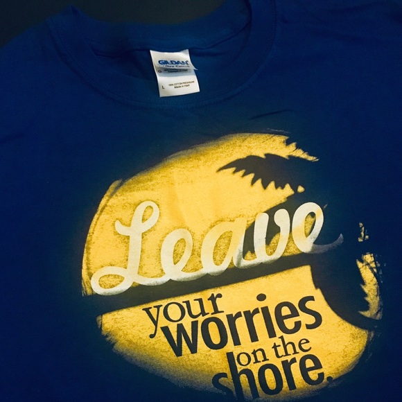 Summer No Shoes No Worries Beach Graphic T-Shirt - Picture 5 of 6